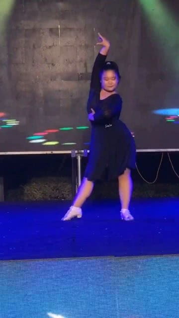 披哥舞台惊现首位女主持，背后故事太精彩！