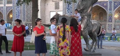 传统服饰女子群像