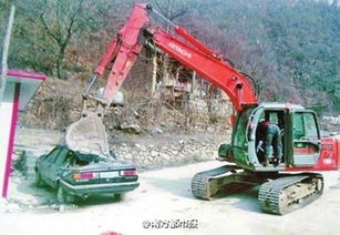 众人合力挖掘寻找车钥匙场景