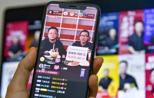 认真看手机的人