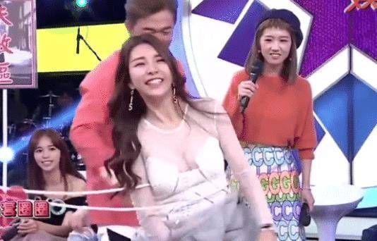 女主持人互动画面