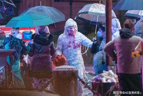 群演们在片场等待