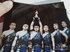 歌手们手捧奖杯合影