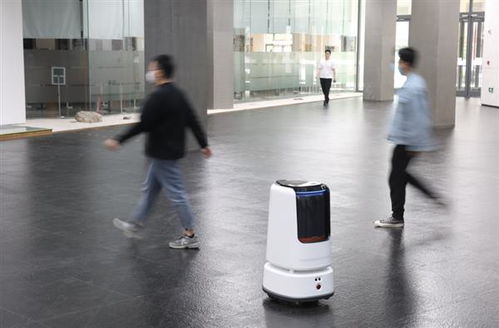 机器人在医疗环境中辅助医生工作的画面