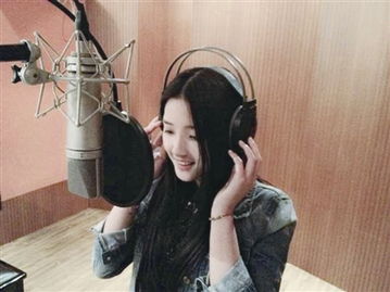 女歌手在录音棚认真工作