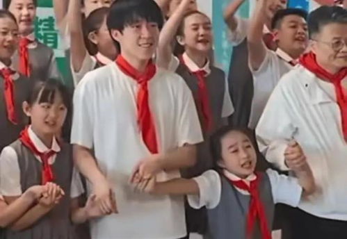 余鹏翔出席某活动照片