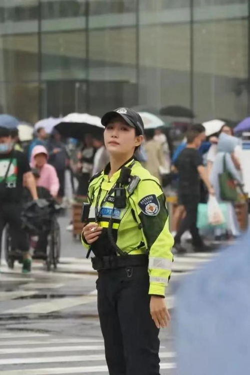一位警察正在指挥交通