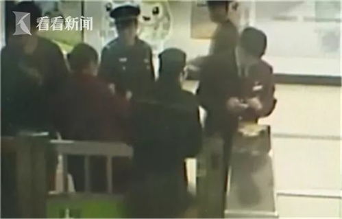 家属们神情悲伤地聚在一起