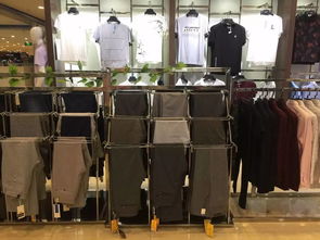 男子展示捡到的大量鞋花