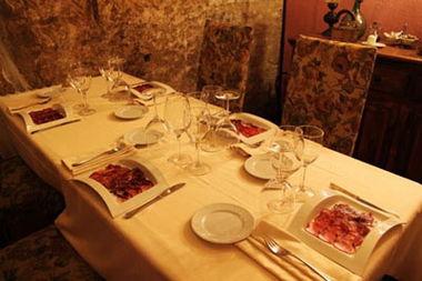 餐饮店菜单和餐具摆放整齐