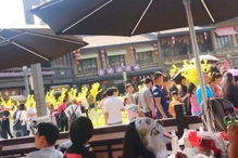 河南万岁山武侠城惊现游客哄抢道具，工作人员遭袭！