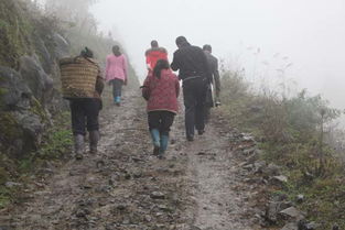 村民走在崎岖山路上