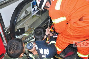 孩子被教练摔倒水中