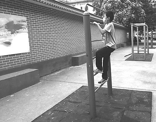 公园里人们利用健身器材锻炼