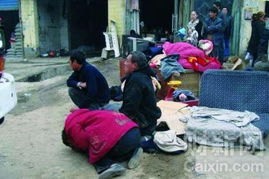 家属在现场痛哭的照片