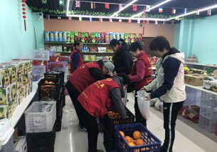 顾客光顾街边水果店