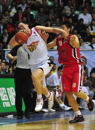 球员奋力救球瞬间