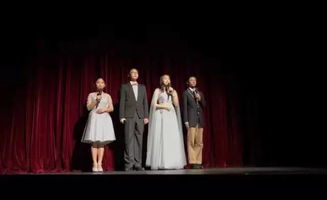 主持人手持话筒站在舞台中央,周围灯光闪烁