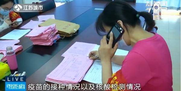 工作人员紧张忙碌的身影