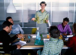 年轻打工人交流场景