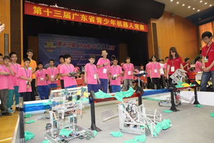 比赛中两人激烈对抗的画面