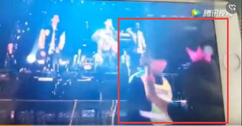 歌迷们手举灯牌支持陈奕迅画面