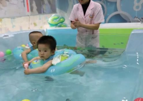 女子嫌私教课太贵 让孩子哥哥教游泳引热议