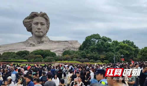 阳关景区人流如织