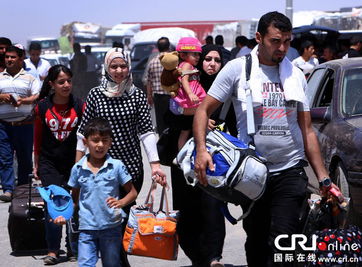 民众逃离家园场景图