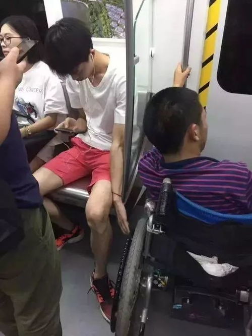 大爷摆摊送20万现金竟无人敢领，背后真相令人深思