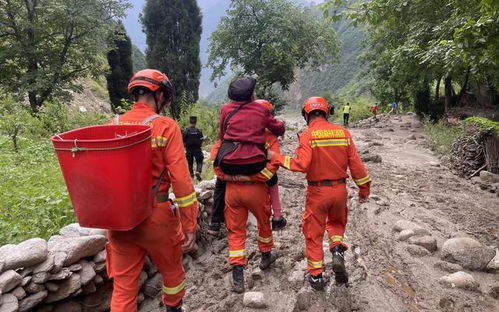 救援人员奋勇向前救助被困群众