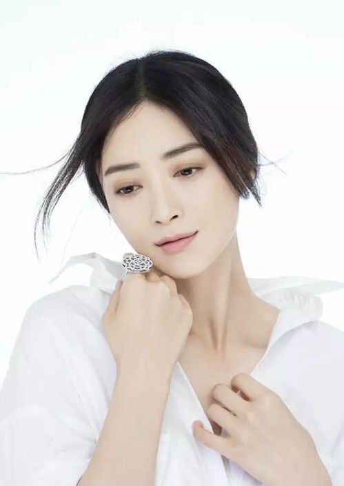 蒋欣穿同件衬衫出席活动，网友惊呼太真实！