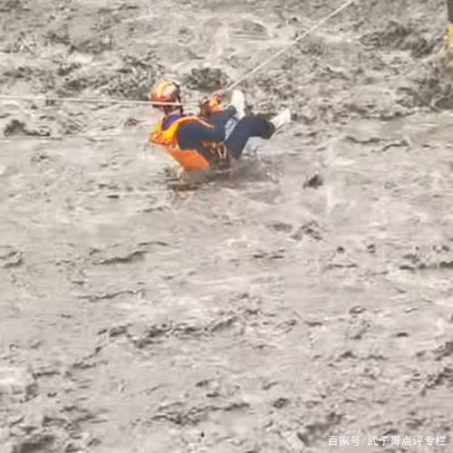 消防员驾驶救生艇营救被困村民