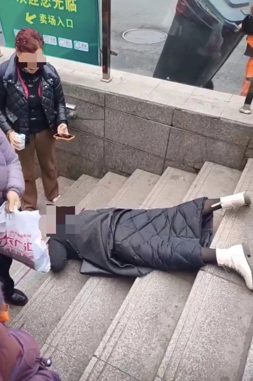 女子单手骑车摔倒，相隔7米汽车竟担责，真相令人意外