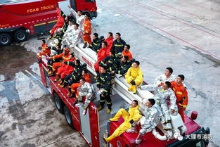 消防员在大理周边进行搜救