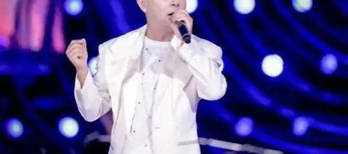 张卫健演唱会掏出‘老年卡’引关注，背后故事令人深思