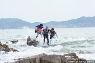 37岁游客英勇救起溺水一家三口，自己却永远离开，获救者无暇道谢