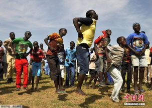 村民欢呼庆祝进球