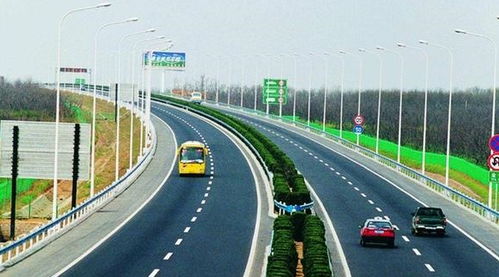 触目惊心！前车爆胎人员未及时撤离，后车开‘智驾’追尾致两死，智能驾驶安全引担忧