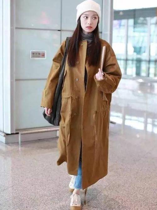 焦糖色针织开衫搭配淡黄T恤和卡其色半身裙