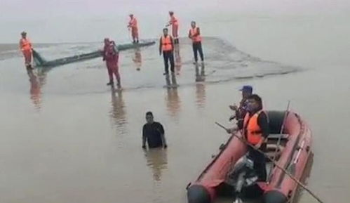 7岁男孩被玩伴强抱出门后溺亡，悲剧背后的警示