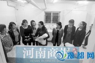 一位正在认真传授经验的老员工