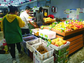 顾客挑选水果场景