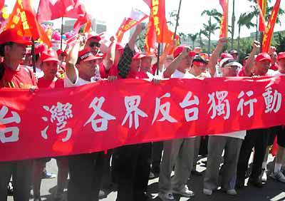 民众继续坚持游行