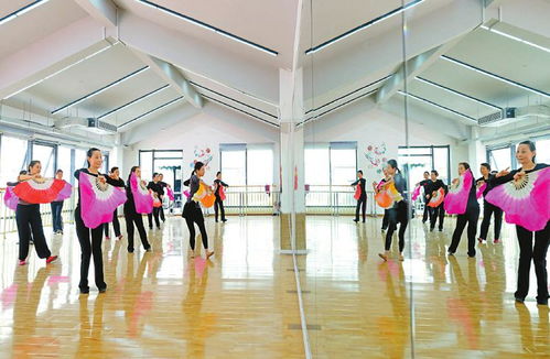 人们练习拉丁舞场景