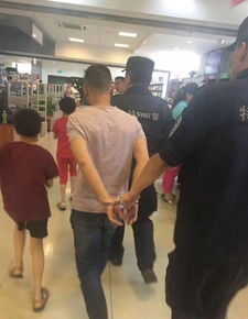 男子12字评论遭拘，背后真相引深思