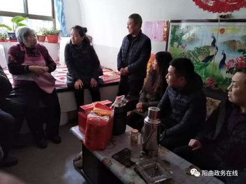 政府人员与民众交谈