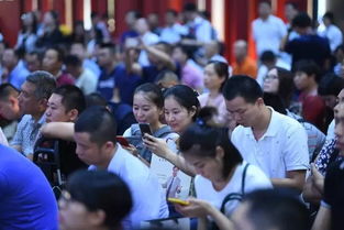 人们激烈争论的场景