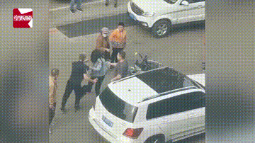 小伙骑车剐蹭，全程仅一句回应引众怒