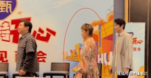 马丽一家三口看海照片